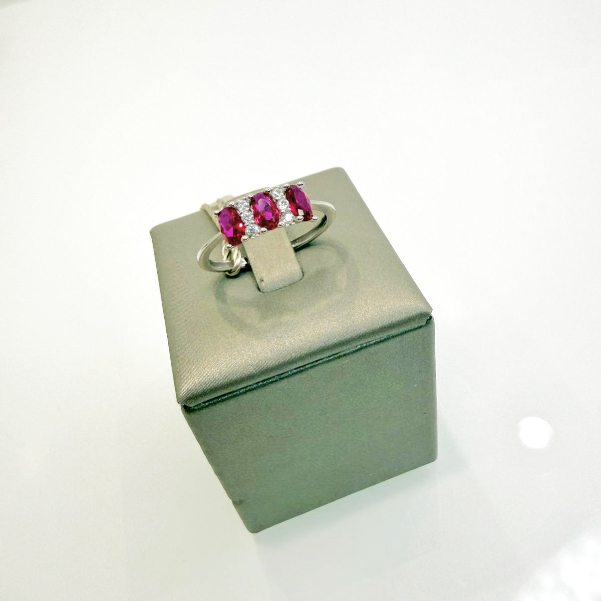 Anello trilogy con pietre rosse e zirconi in oro bianco 18KT (750) – Elegante e raffinato