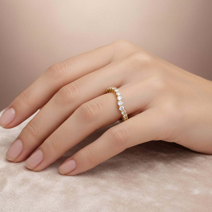 Anello veretta con zirconi in oro giallo 18KT (750) – Elegante e luminoso