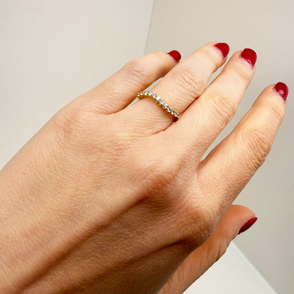 Anello veretta con zirconi in oro giallo 18KT (750) – Elegante e luminoso