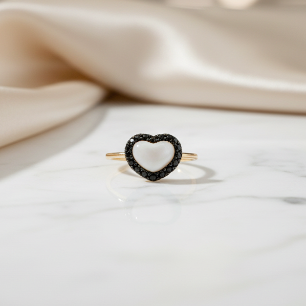 Anello in oro giallo 18KT (750) con madreperla e zirconi neri