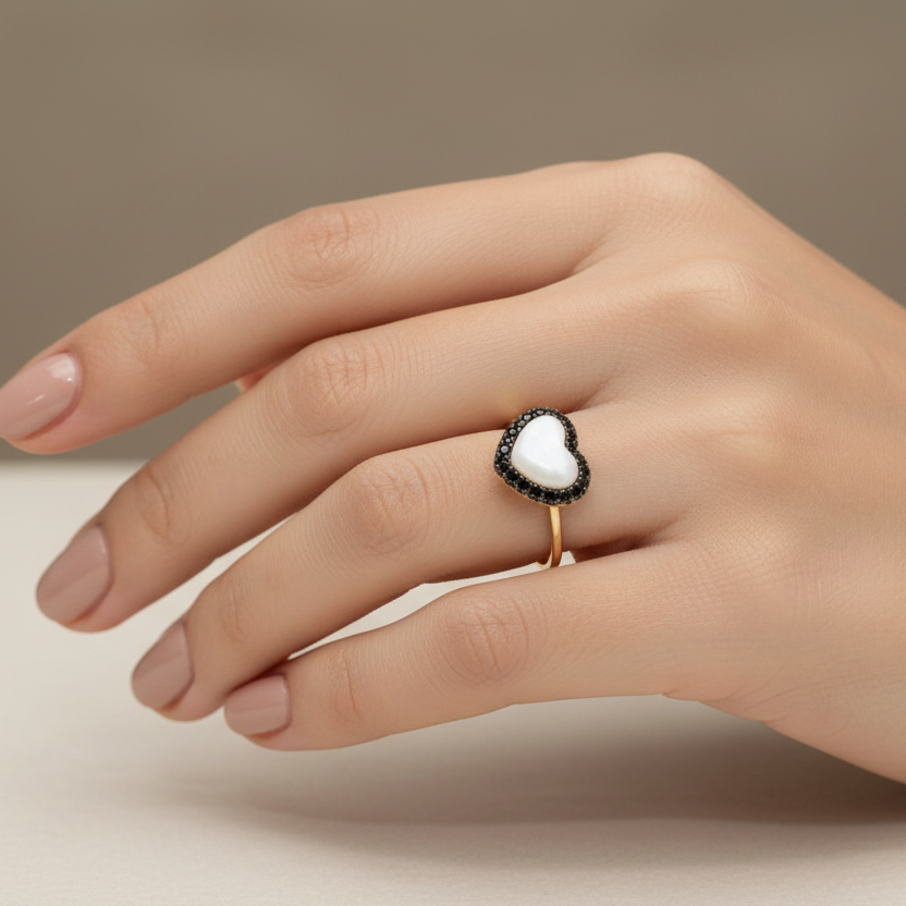 Anello in oro giallo 18KT (750) con madreperla e zirconi neri