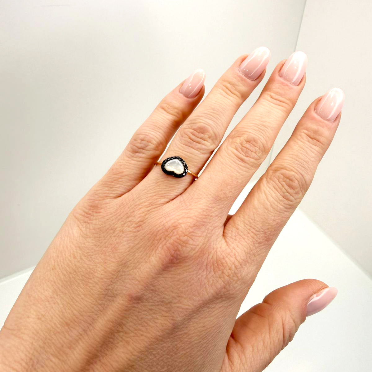 Anello in oro giallo 18KT (750) con madreperla e zirconi neri
