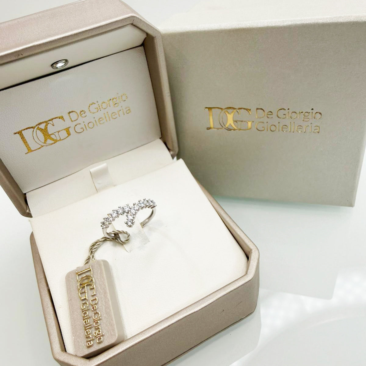 Anello in oro bianco 18KT (750) con zirconi design incrociato