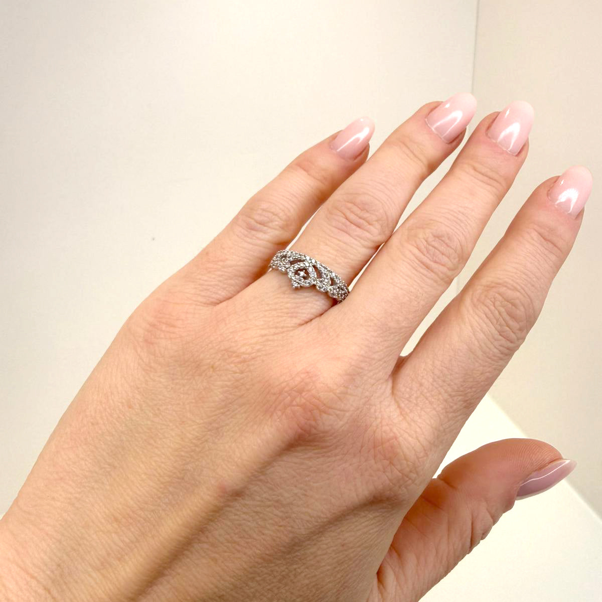 Anello in oro bianco 18KT (750) con design a corona, cuori e zirconi