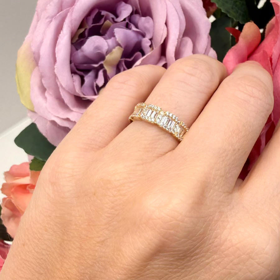 Anello Fascia in Oro Giallo 18 KT con Zirconi Baguette e Brillanti
