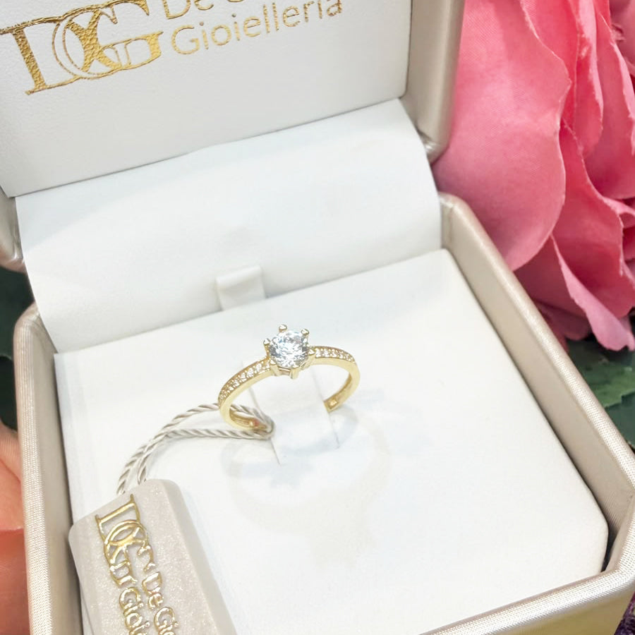 Anello Solitario in Oro Giallo 18 KT con Zirconi