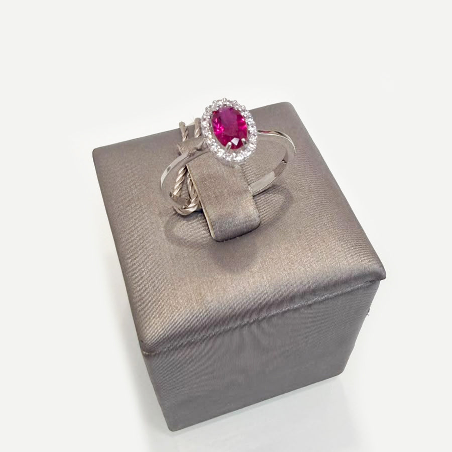 Anello Halo in Oro Bianco 18 KT con Zircone Rosso e Zirconi