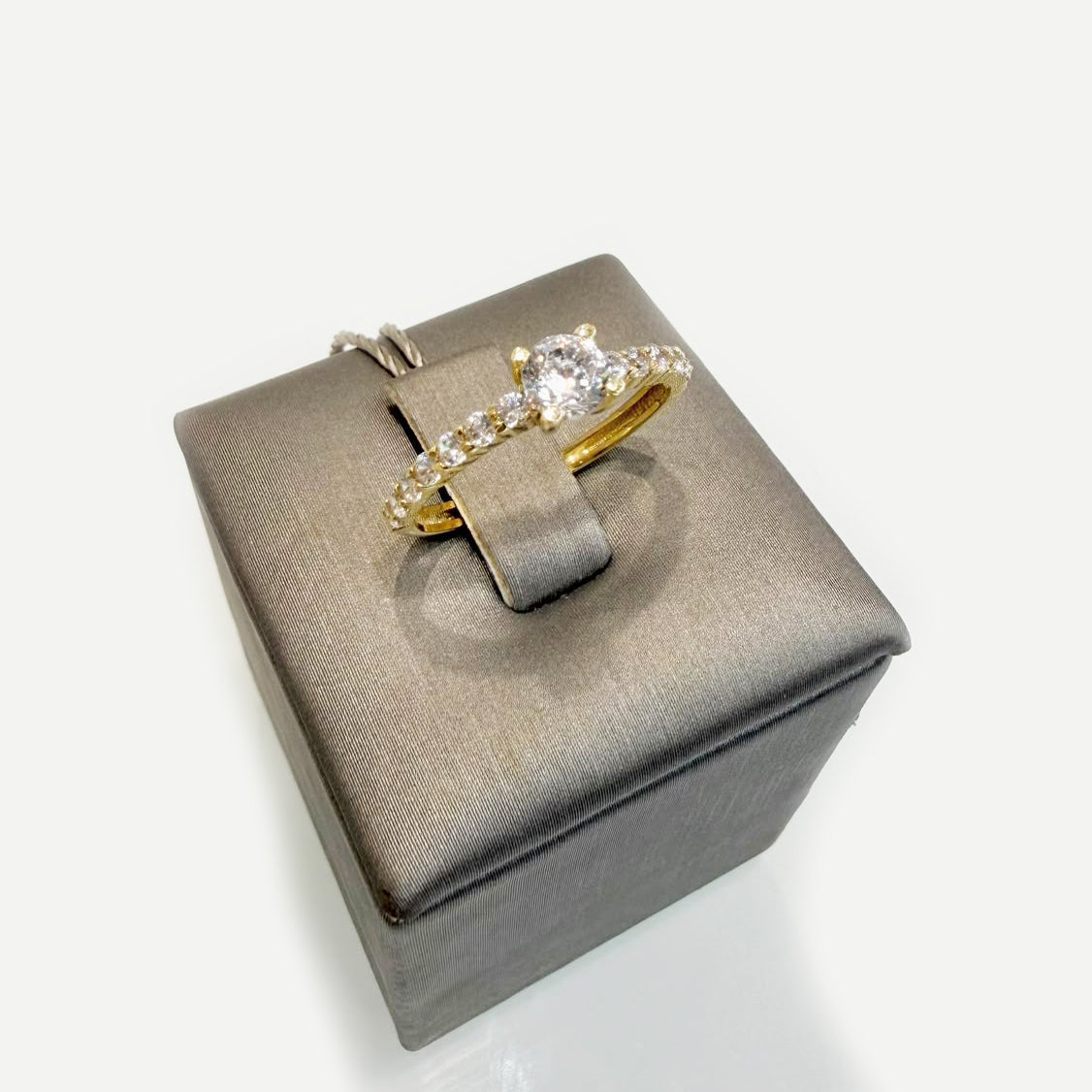 Anello Solitario in Oro Giallo 18 KT con Zirconi