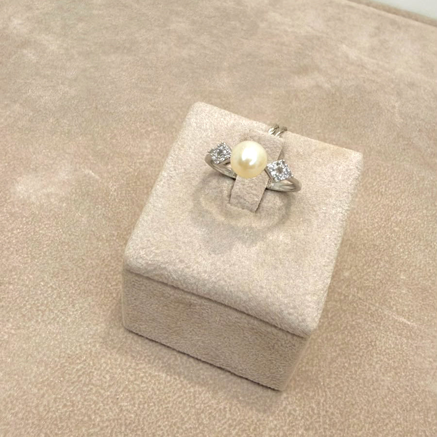 Anello con Perla e Zirconi in Oro Bianco 18 KT