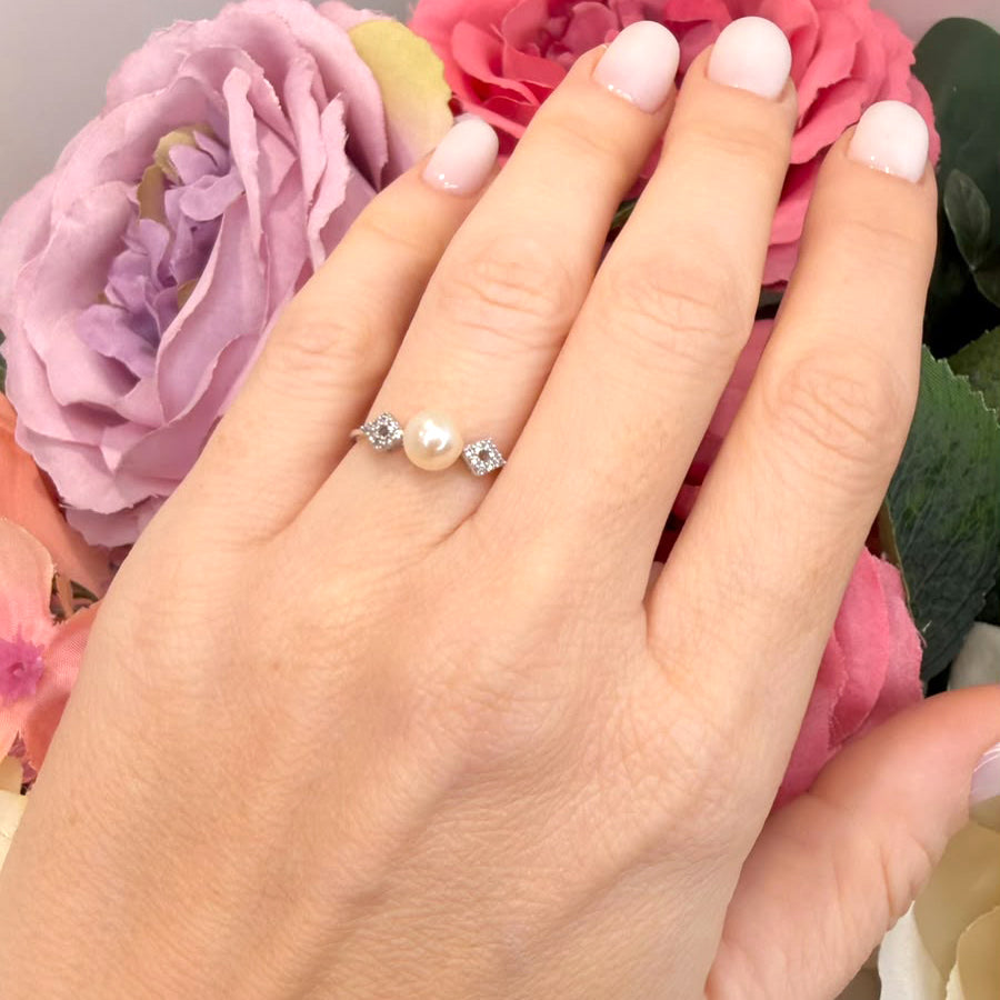 Anello con Perla e Zirconi in Oro Bianco 18 KT