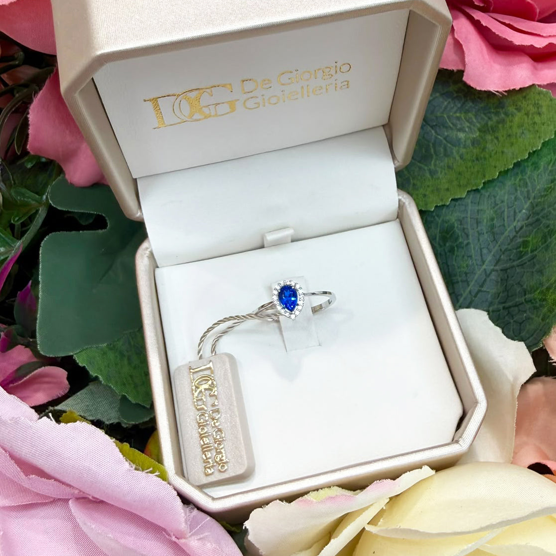 ANELLO IN ORO BIANCO 18 KT (750) CON PIETRA BLU A GOCCIA E ZIRCONI