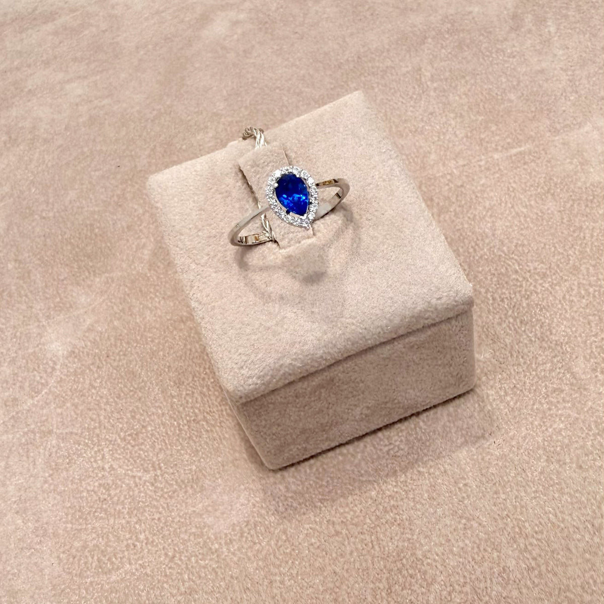 ANELLO IN ORO BIANCO 18 KT (750) CON PIETRA BLU A GOCCIA E ZIRCONI