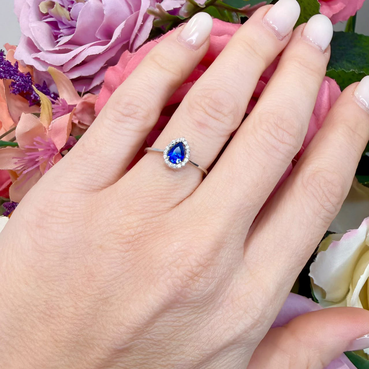 ANELLO IN ORO BIANCO 18 KT (750) CON PIETRA BLU A GOCCIA E ZIRCONI