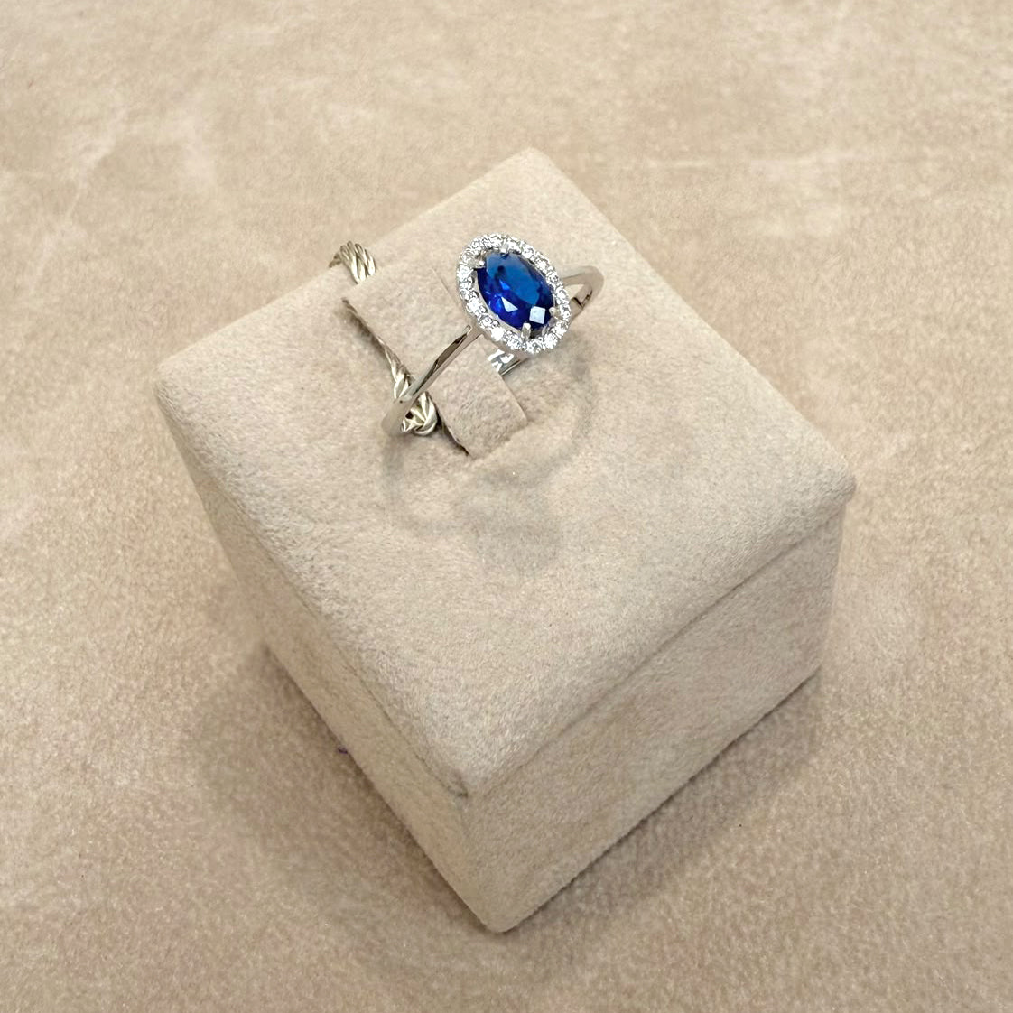 ANELLO CON PIETRA BLU E ZIRCONI IN ORO BIANCO 18 KT (750)