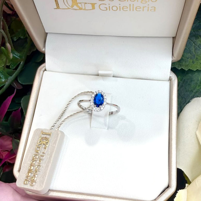 ANELLO CON PIETRA BLU E ZIRCONI IN ORO BIANCO 18 KT (750)