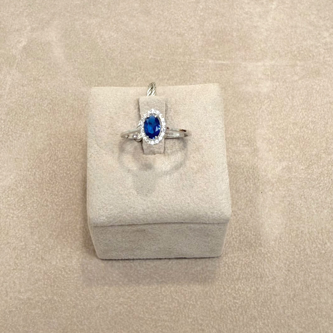 ANELLO CON PIETRA BLU E ZIRCONI IN ORO BIANCO 18 KT (750)