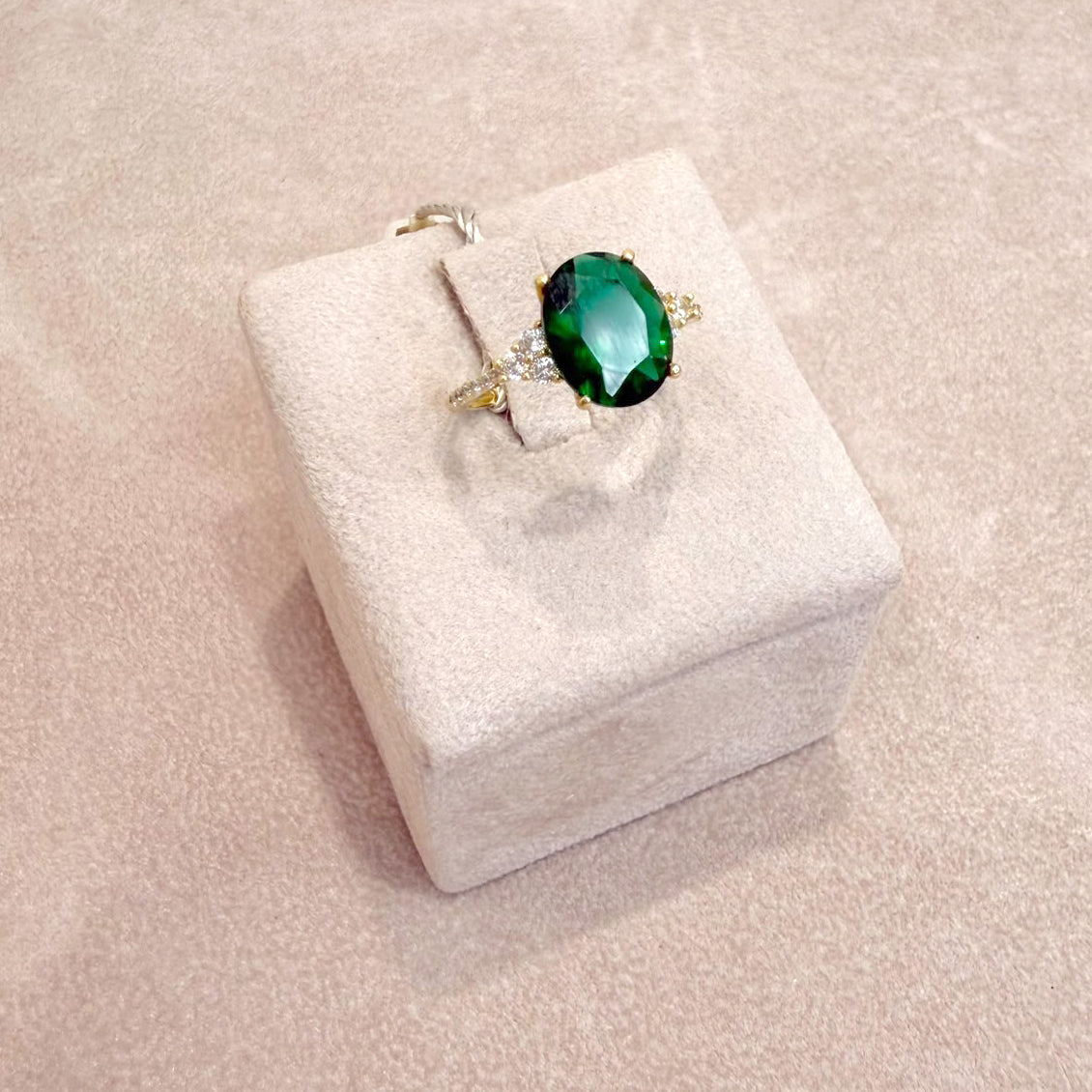 ANELLO CON PIETRA VERDE E ZIRCONI IN ORO GIALLO 18 KT (750)