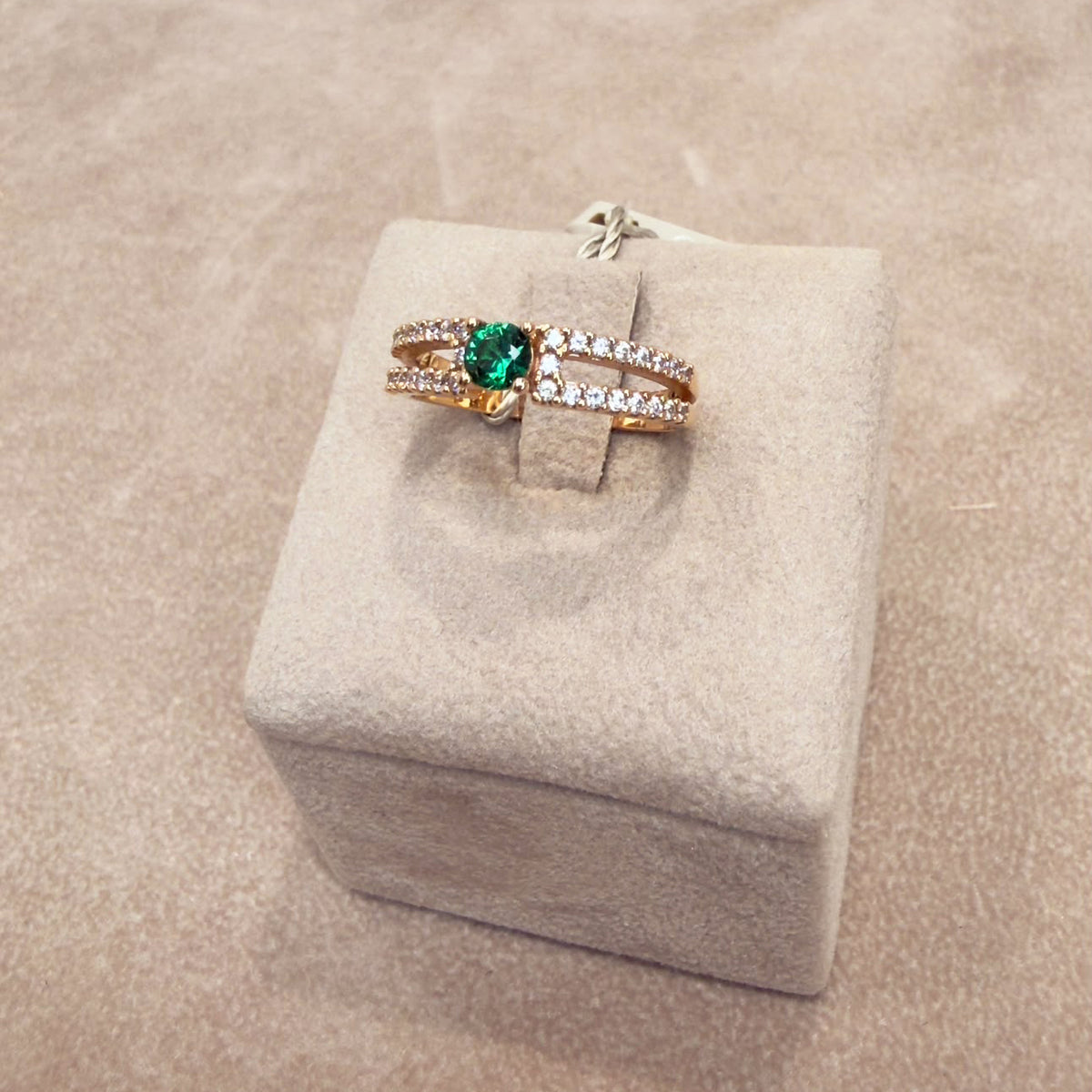 ANELLO IN ORO ROSA 18 KT (750) CON PIETRA VERDE E ZIRCONI