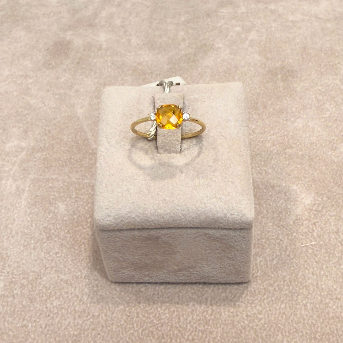 ANELLO IN ORO GIALLO 18 KT (750) CON PIETRA ARANCIONE E ZIRCONI