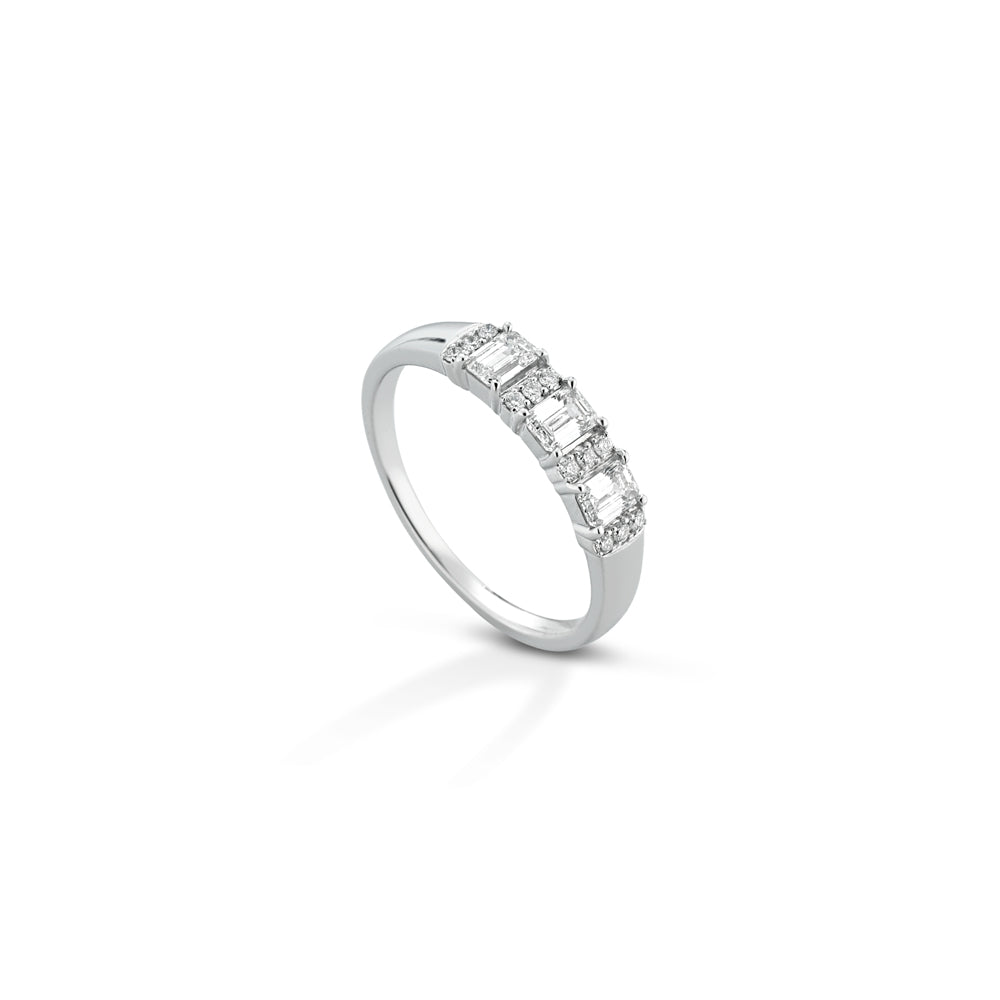 ANELLO TRILOGY IN ORO BIANCO 18KT CON DIAMANTI E BAGUETTE