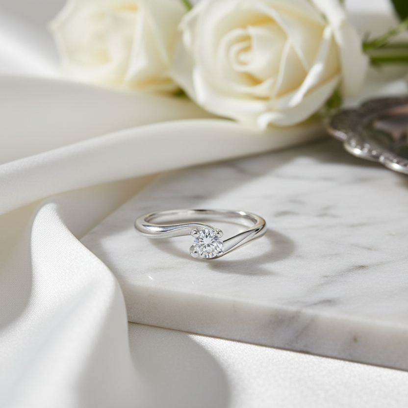 ANELLO SOLITARIO IN ORO BIANCO 18 CARATI E DIAMANTE