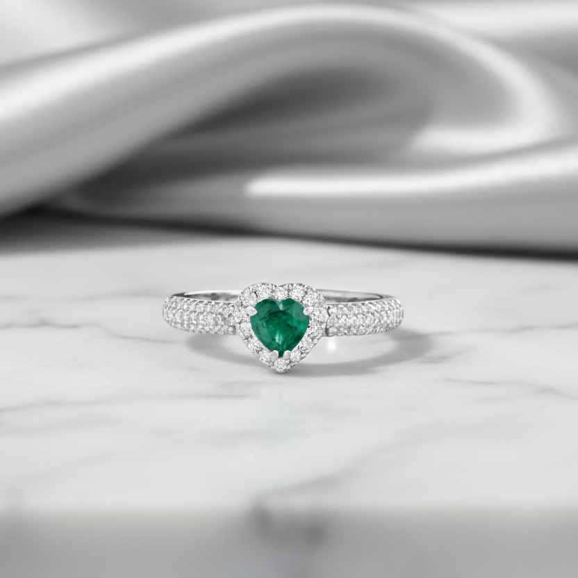 ANELLO CUORE IN ORO BIANCO 18 CARATI CON DIAMANTI E SMERALDO