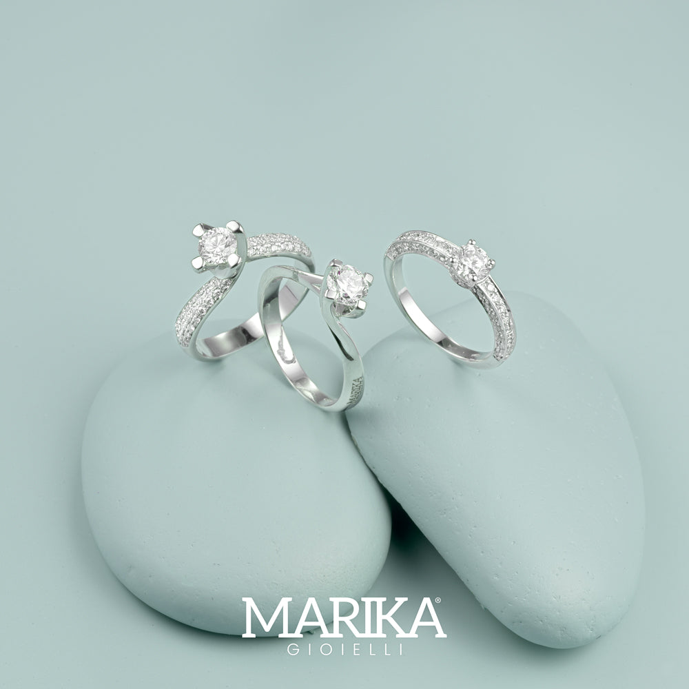 ANELLO SOLITARIO IN ORO BIANCO 18 CARATI E DIAMANTI