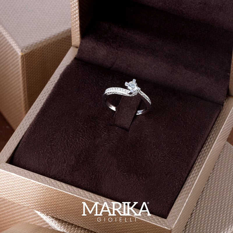 ANELLO SOLITARIO IN ORO BIANCO 18 CARATI E DIAMANTI