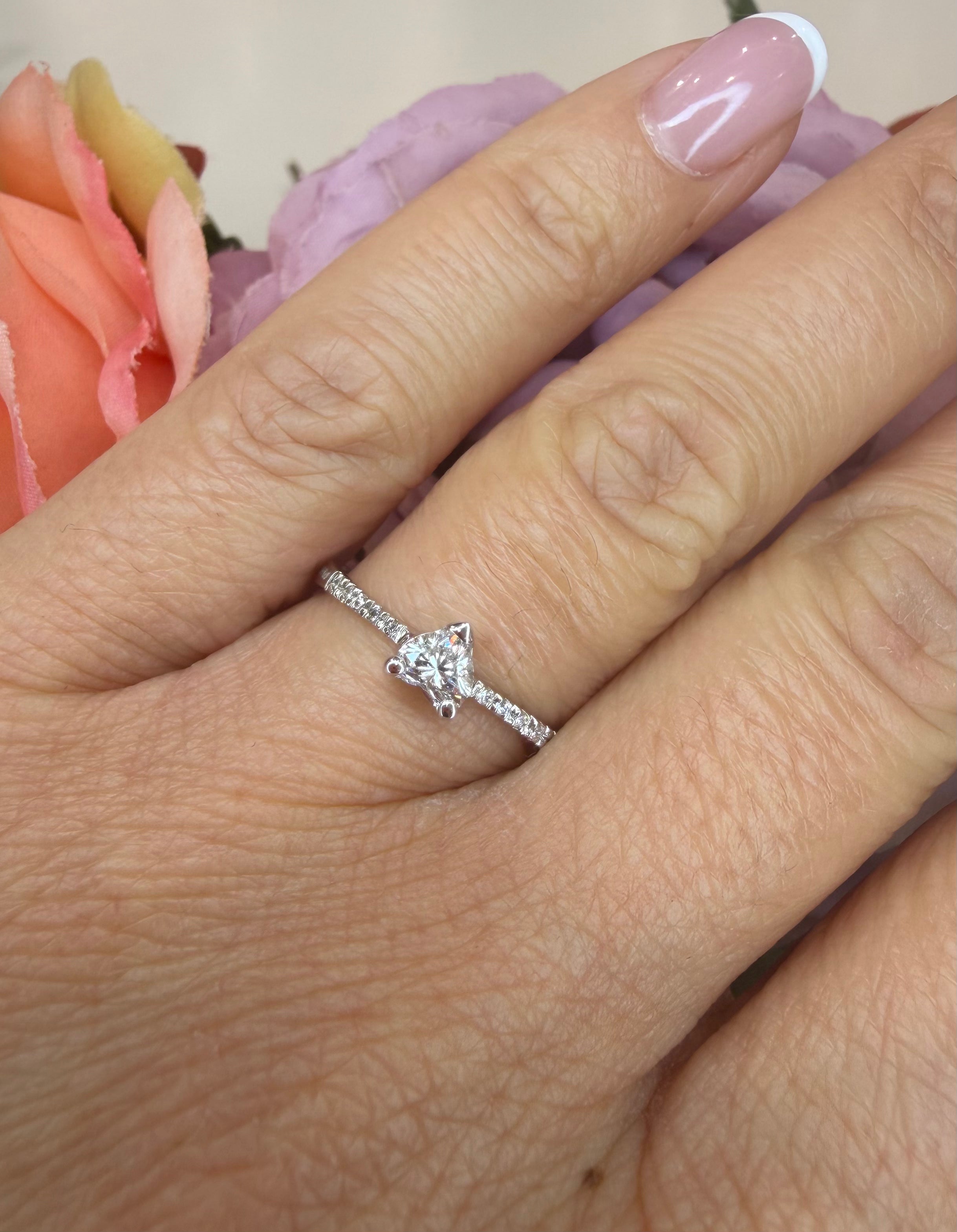 ANELLO SOLITARIO IN ORO BIANCO 18 CARATI CON DIAMANTE TAGLIO CUORE