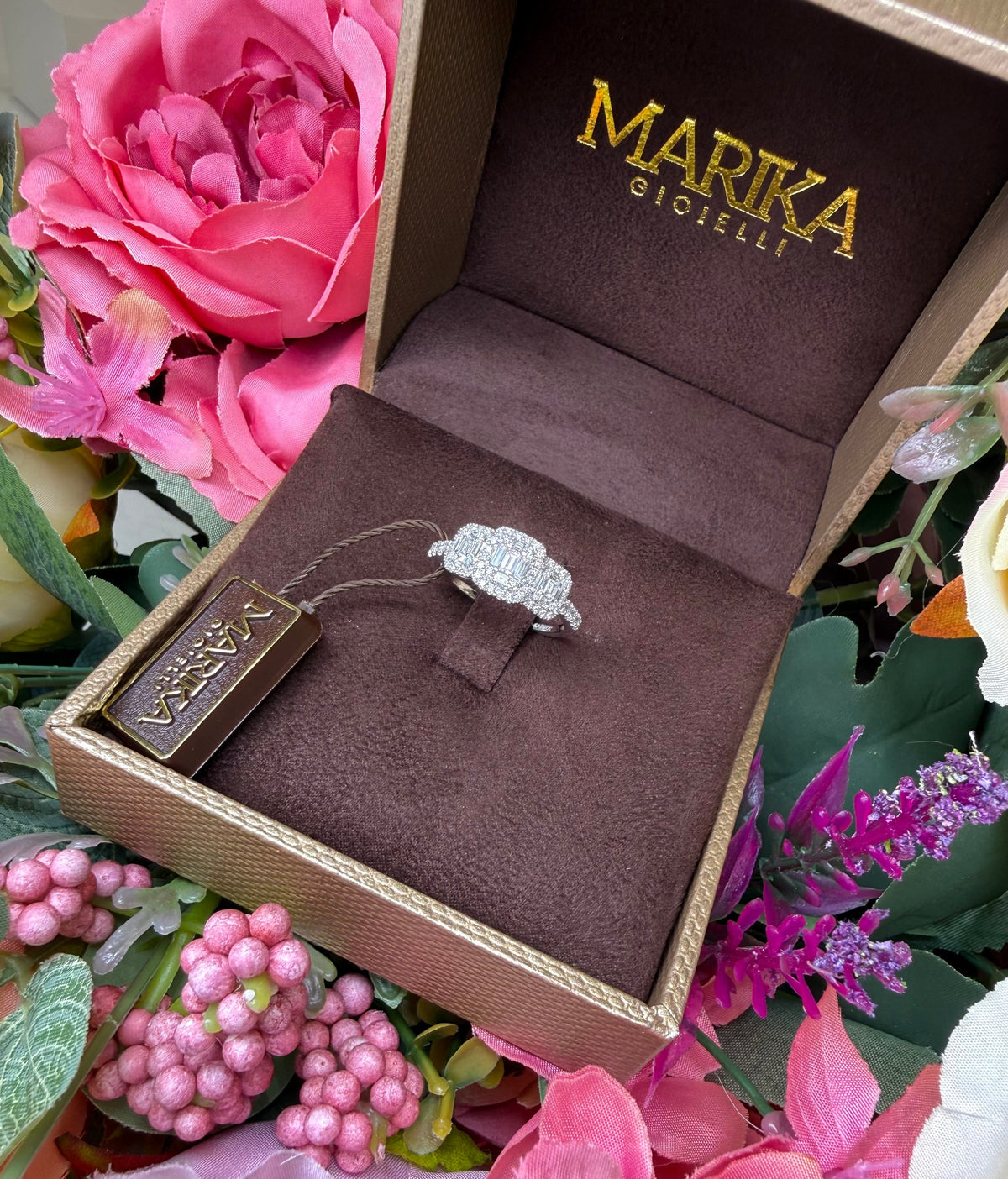 ANELLO TRILOGY IN ORO BIANCO 18KT CON DIAMANTI E BAGUETTE