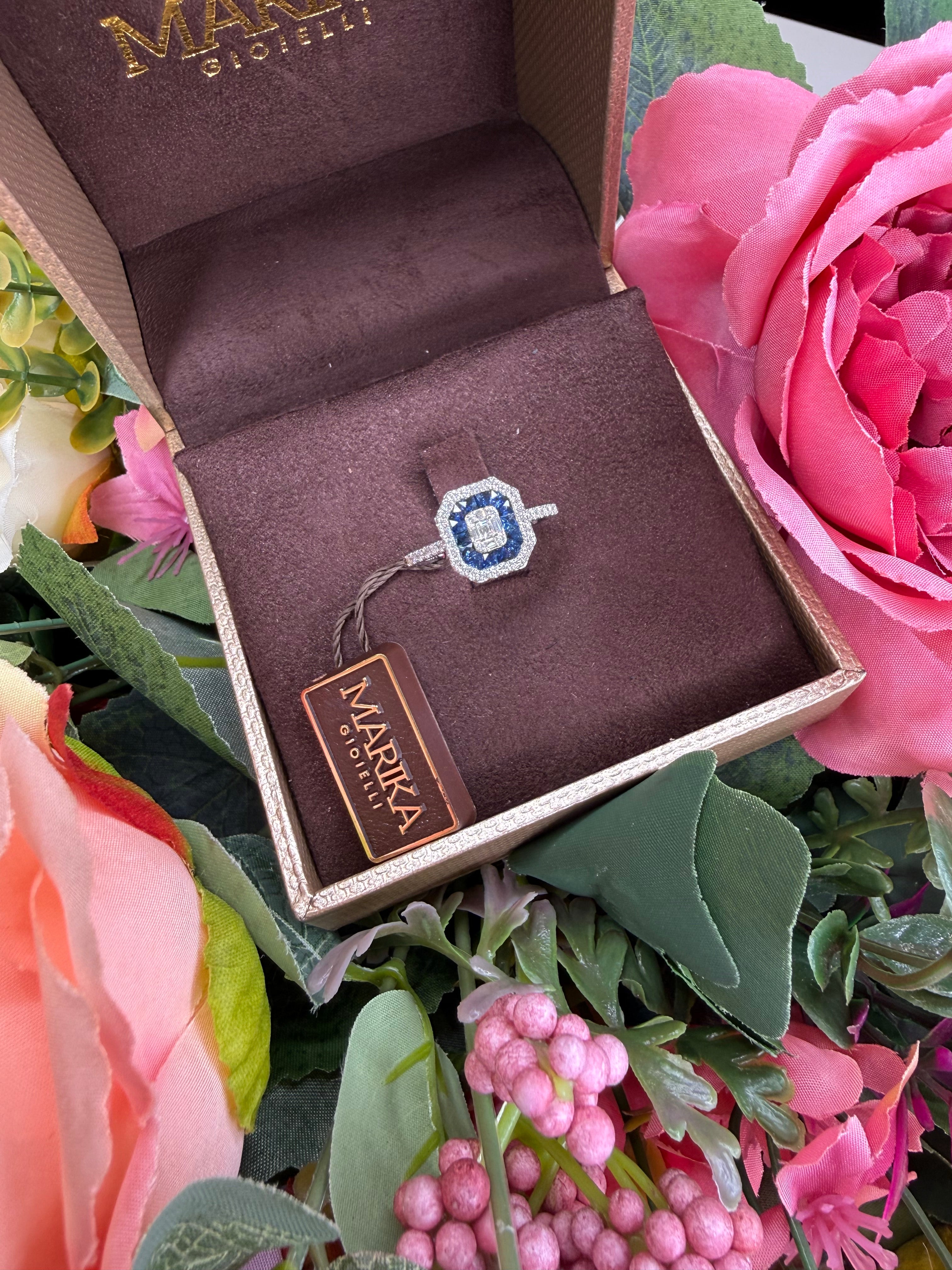 ANELLO IN ORO BIANCO 18KT DIAMANTI, BAGUETTE E ZAFFIRI