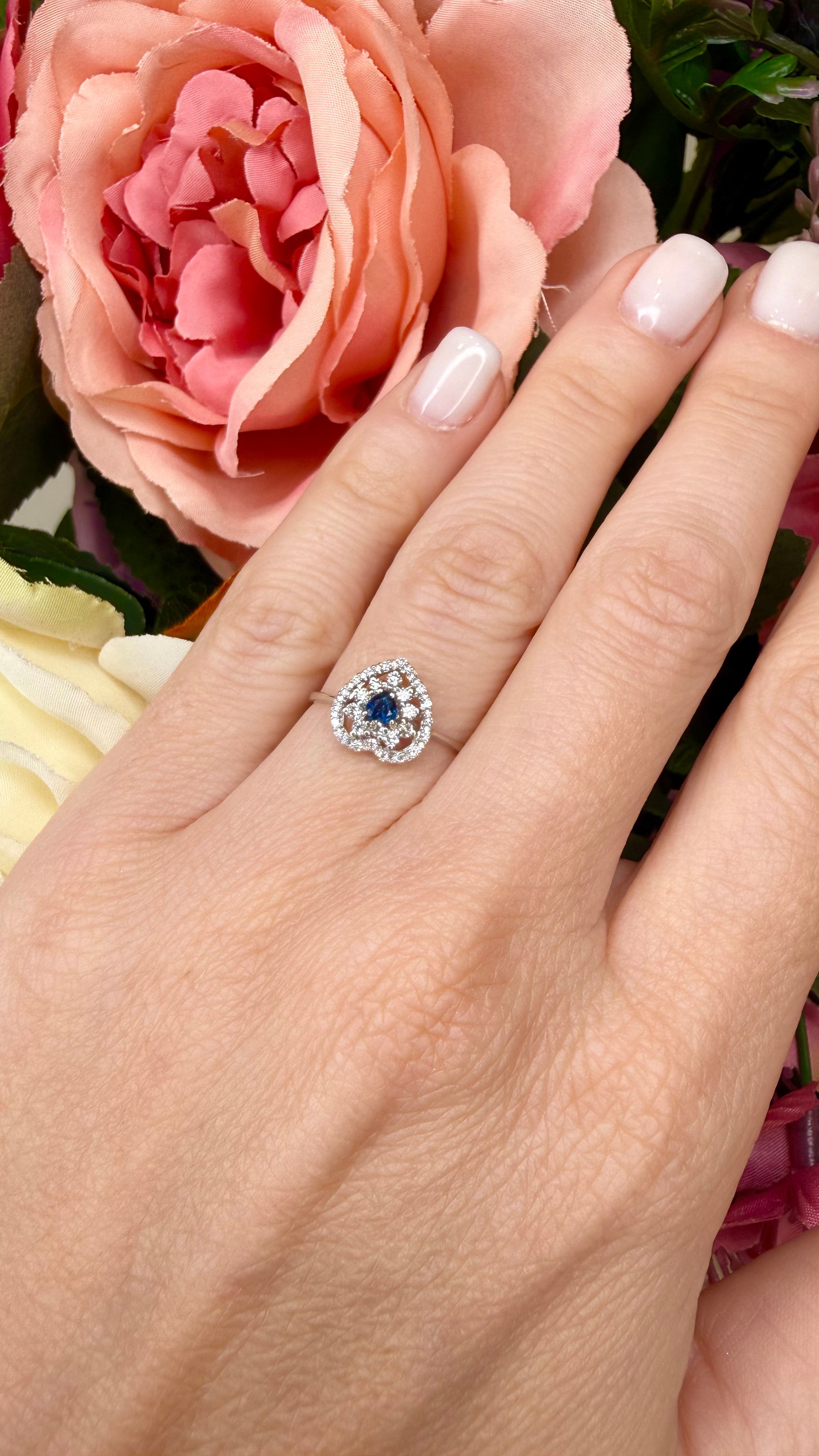 ANELLO CUORE IN ORO BIANCO 18KT CON DIAMANTI E ZAFFIRO