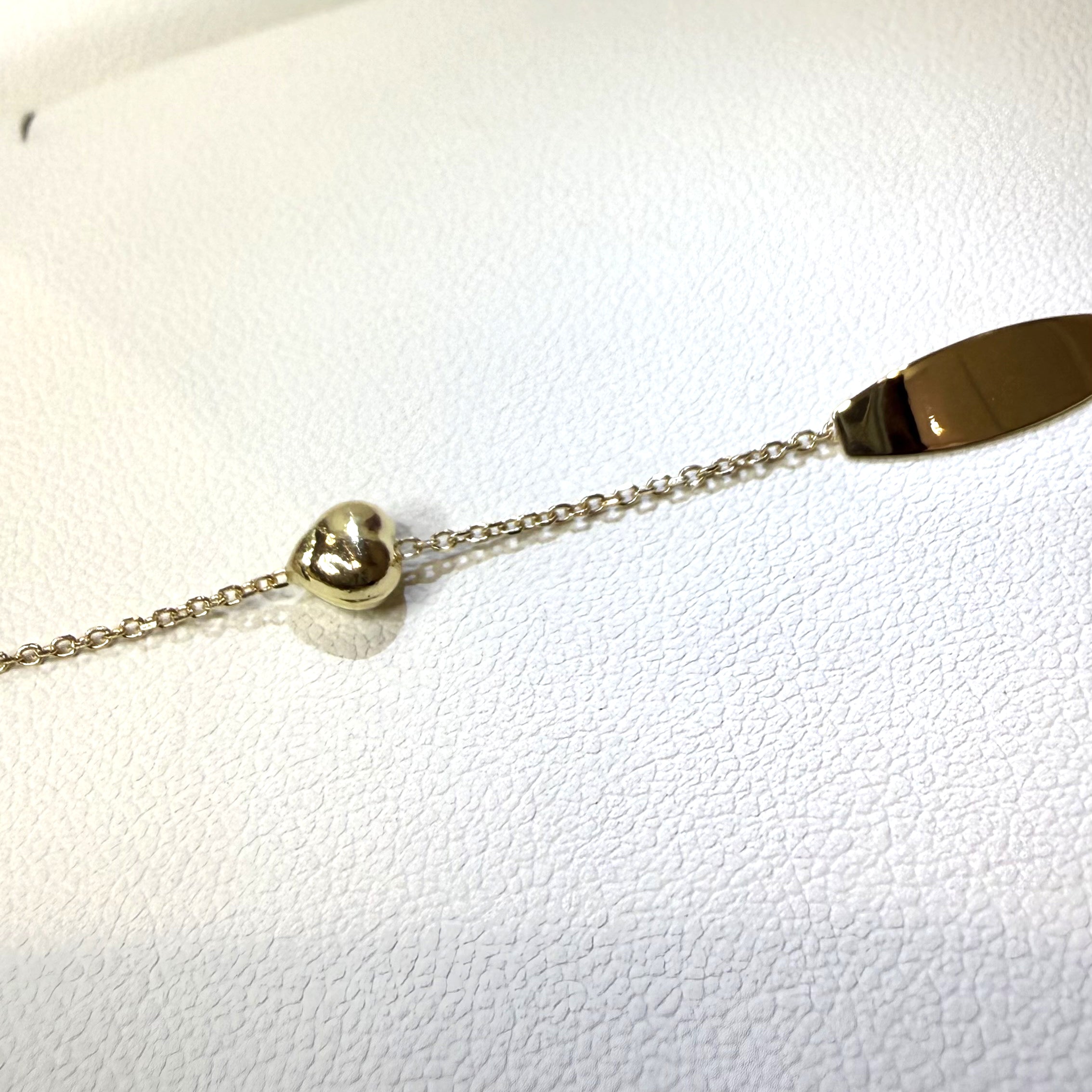BRACCIALE BABY CON TARGHETTA E CUORICINO IN ORO GIALLO 18KT (750)
