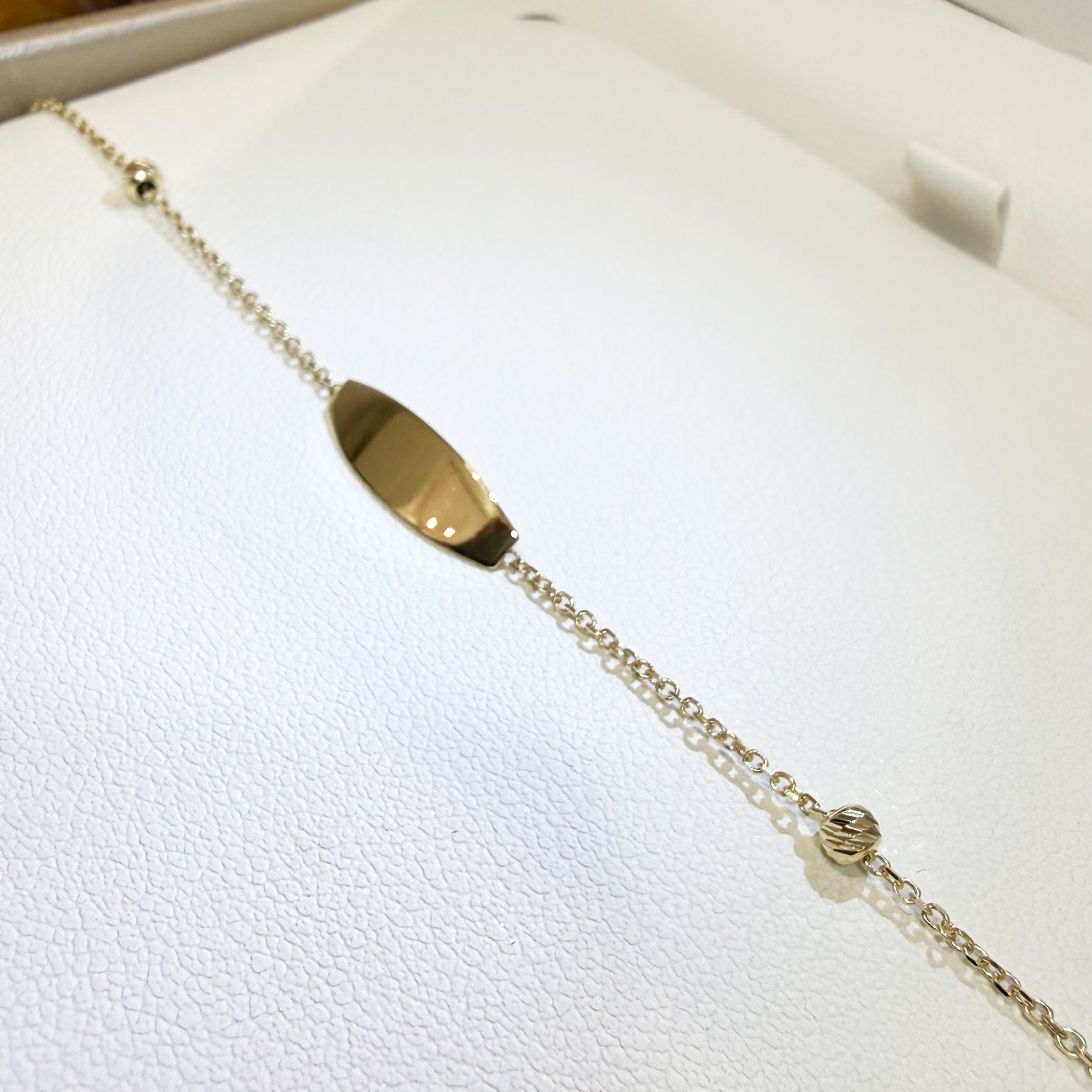 BRACCIALE BABY CON TARGHETTA E SFERETTE DIAMANTATE IN ORO GIALLO 18KT (750)
