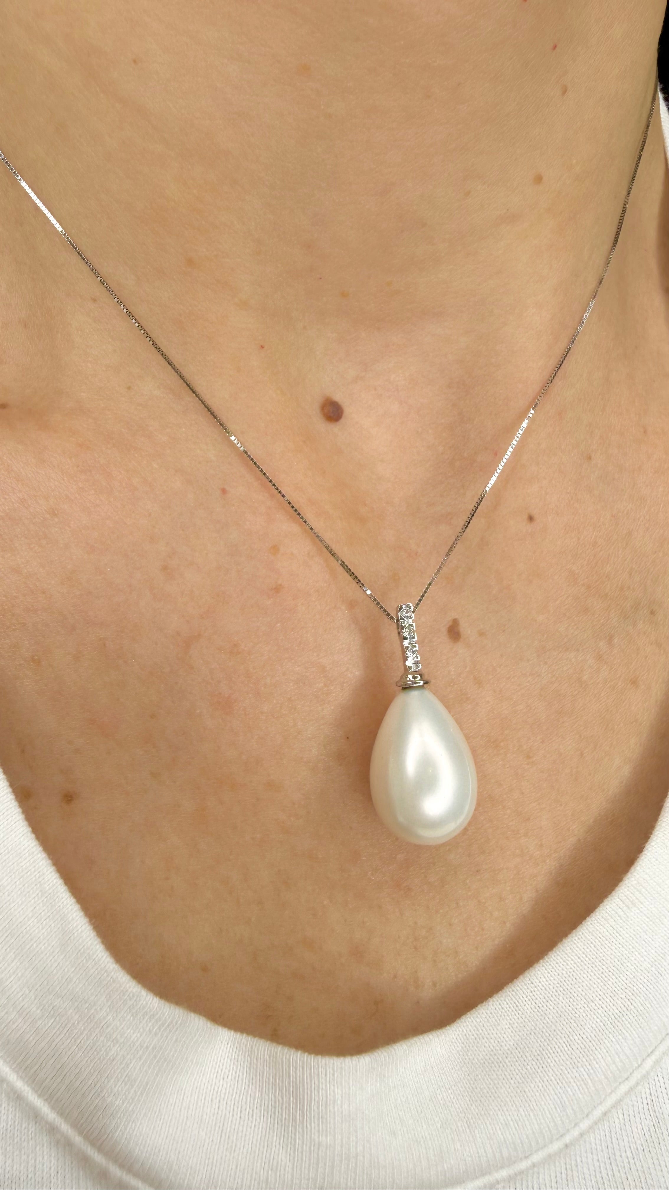 COLLANA IN ORO 18 CARATI CON DIAMANTI E MADREPERLA