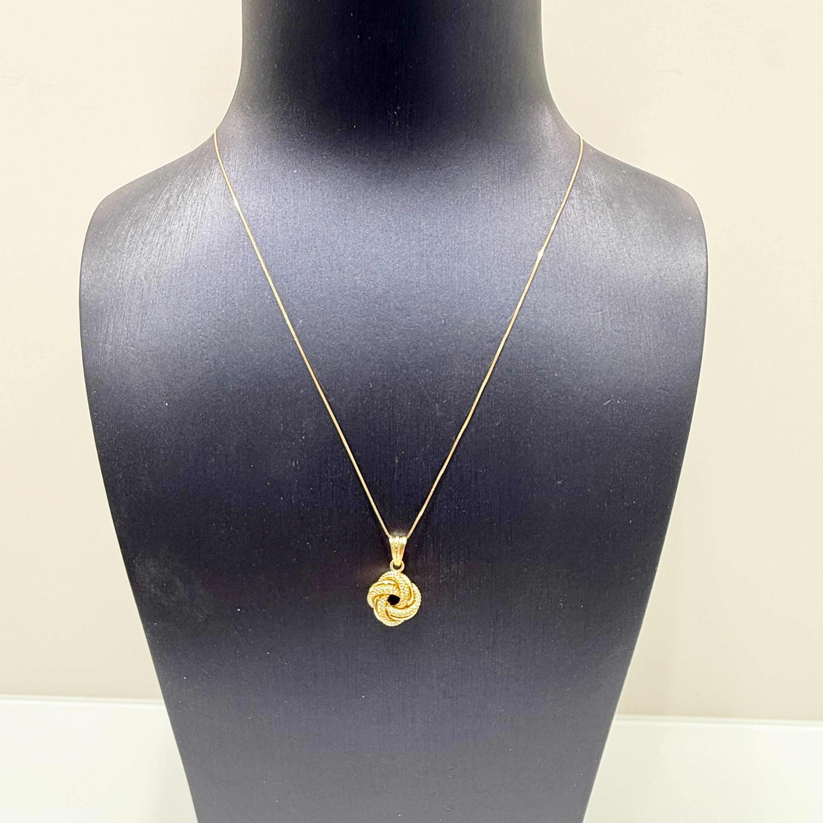 Collana con pendente nodo intrecciato in oro giallo 18KT (750) – Made in Italy