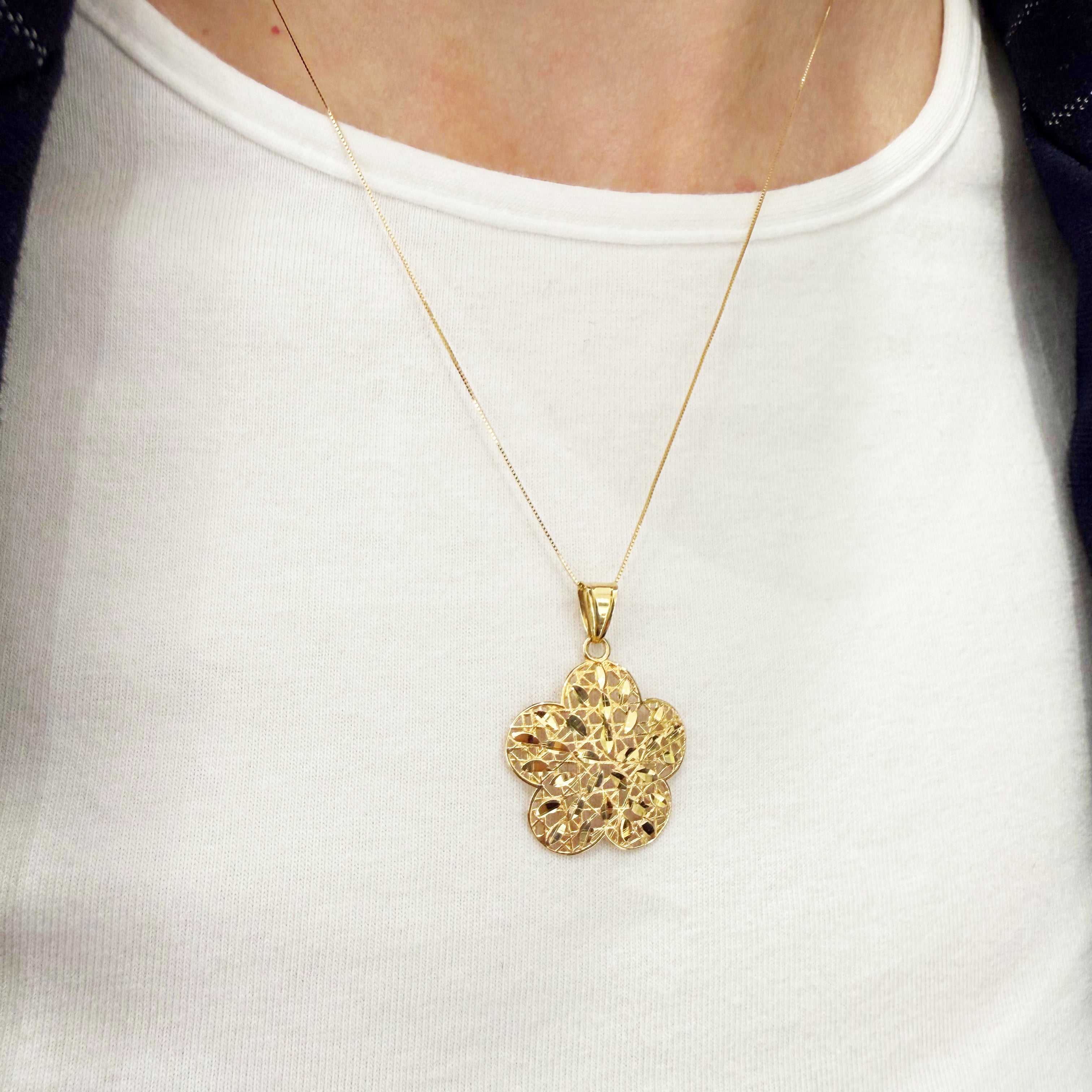 Collana con pendente fiore traforato a 5 petali in oro giallo 18KT (750) – Made in Italy