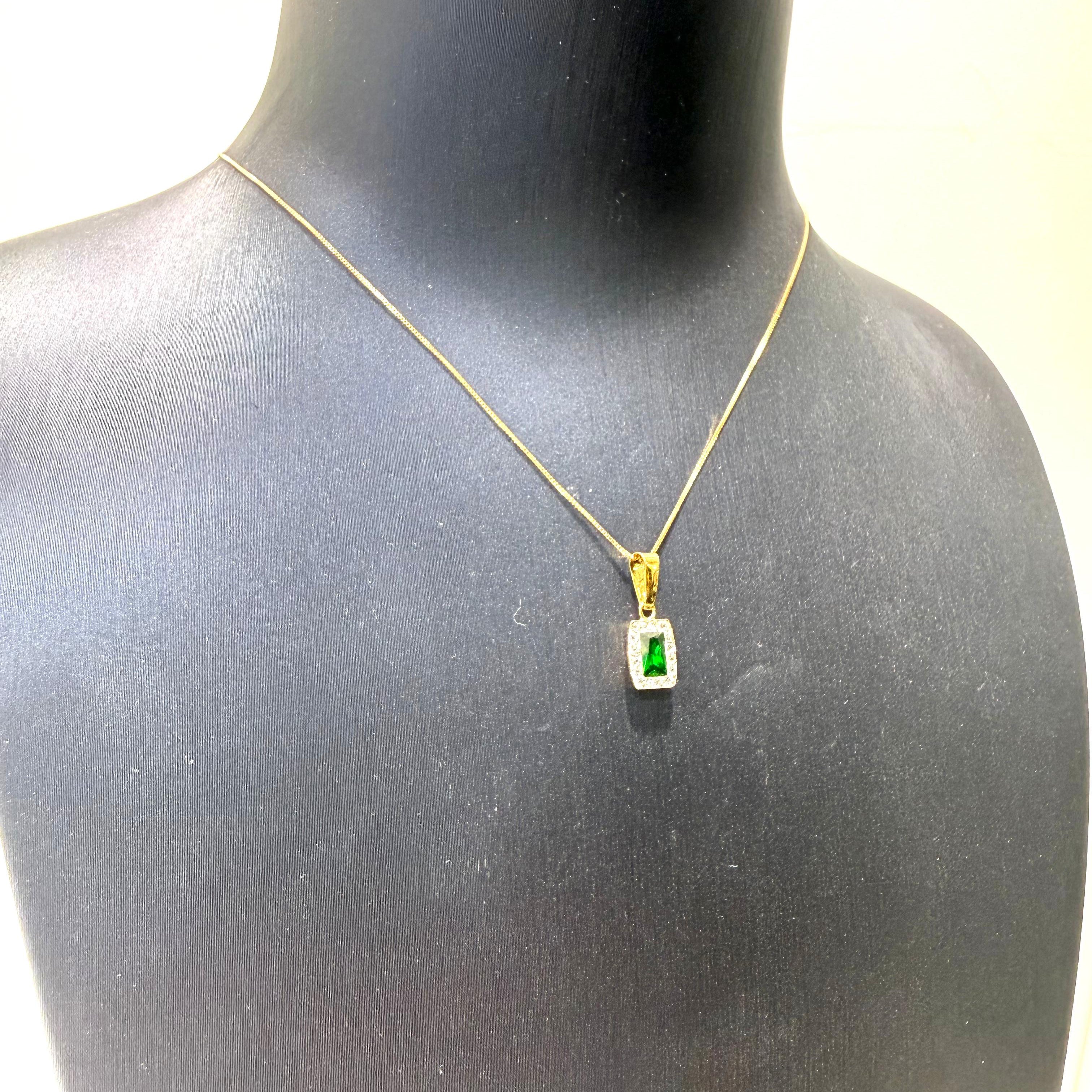 Ciondolo rettangolare con zircone verde e contorno di zirconi in oro giallo 18KT (750) – Made in Italy