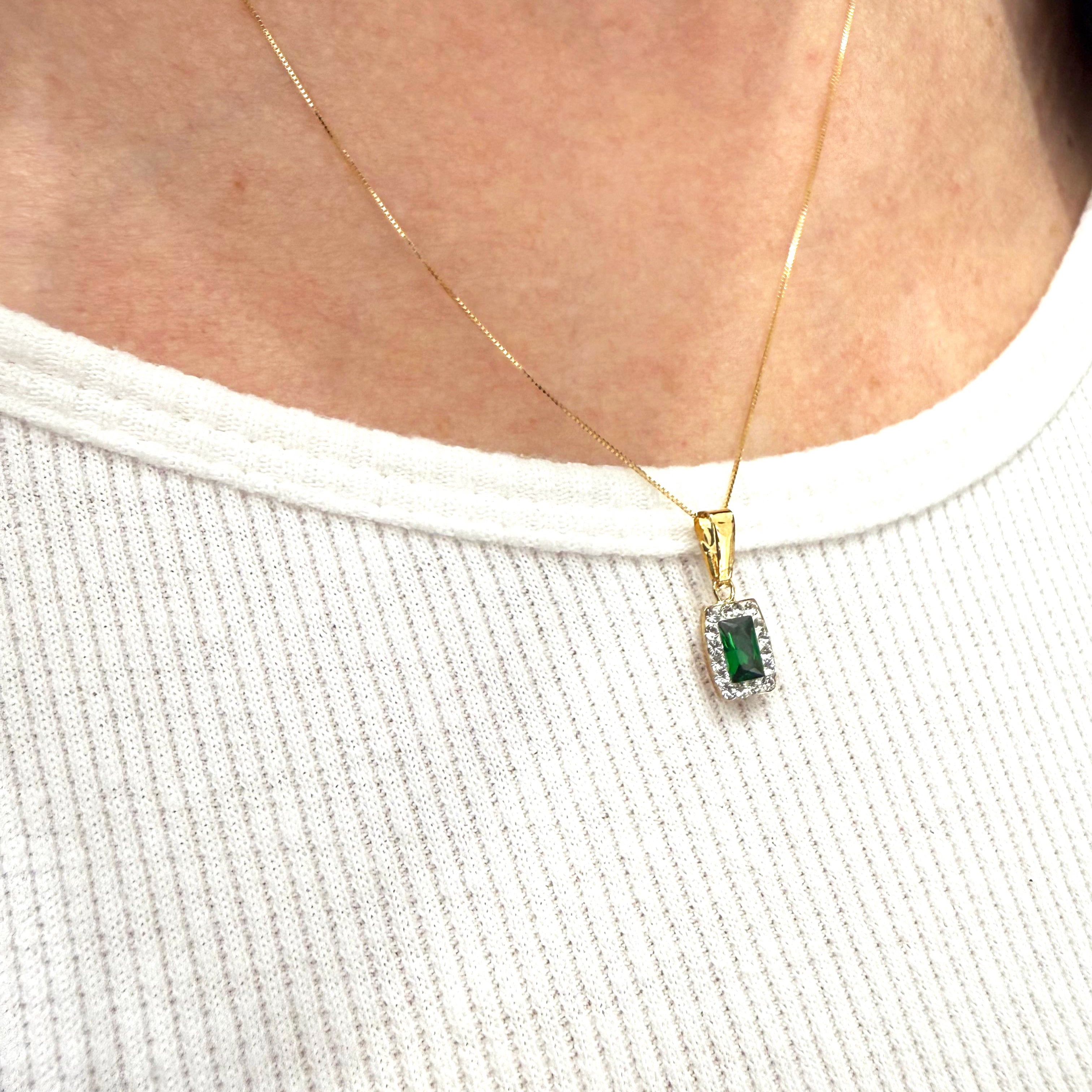 Ciondolo rettangolare con zircone verde e contorno di zirconi in oro giallo 18KT (750) – Made in Italy