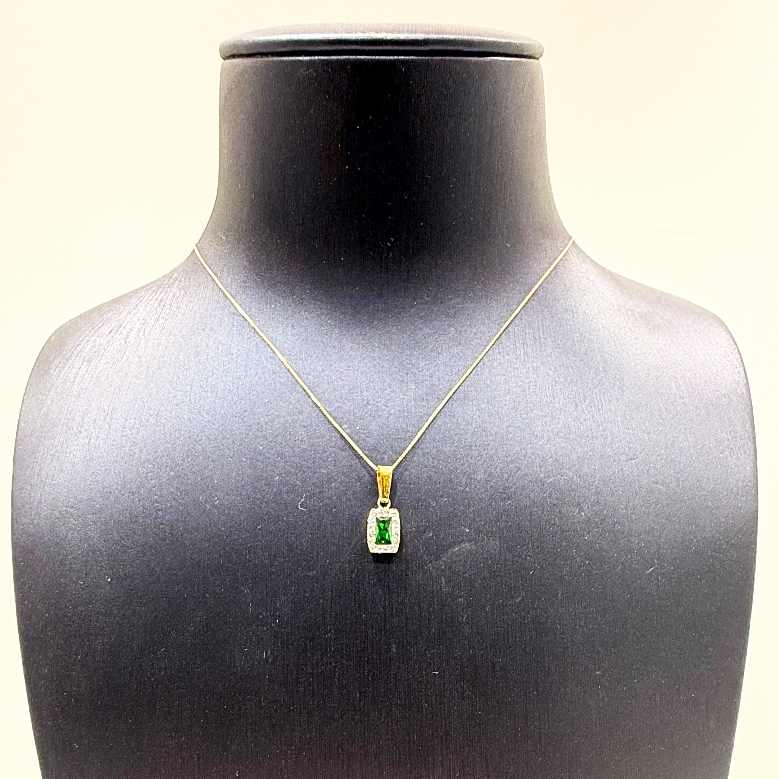Ciondolo rettangolare con zircone verde e contorno di zirconi in oro giallo 18KT (750) – Made in Italy