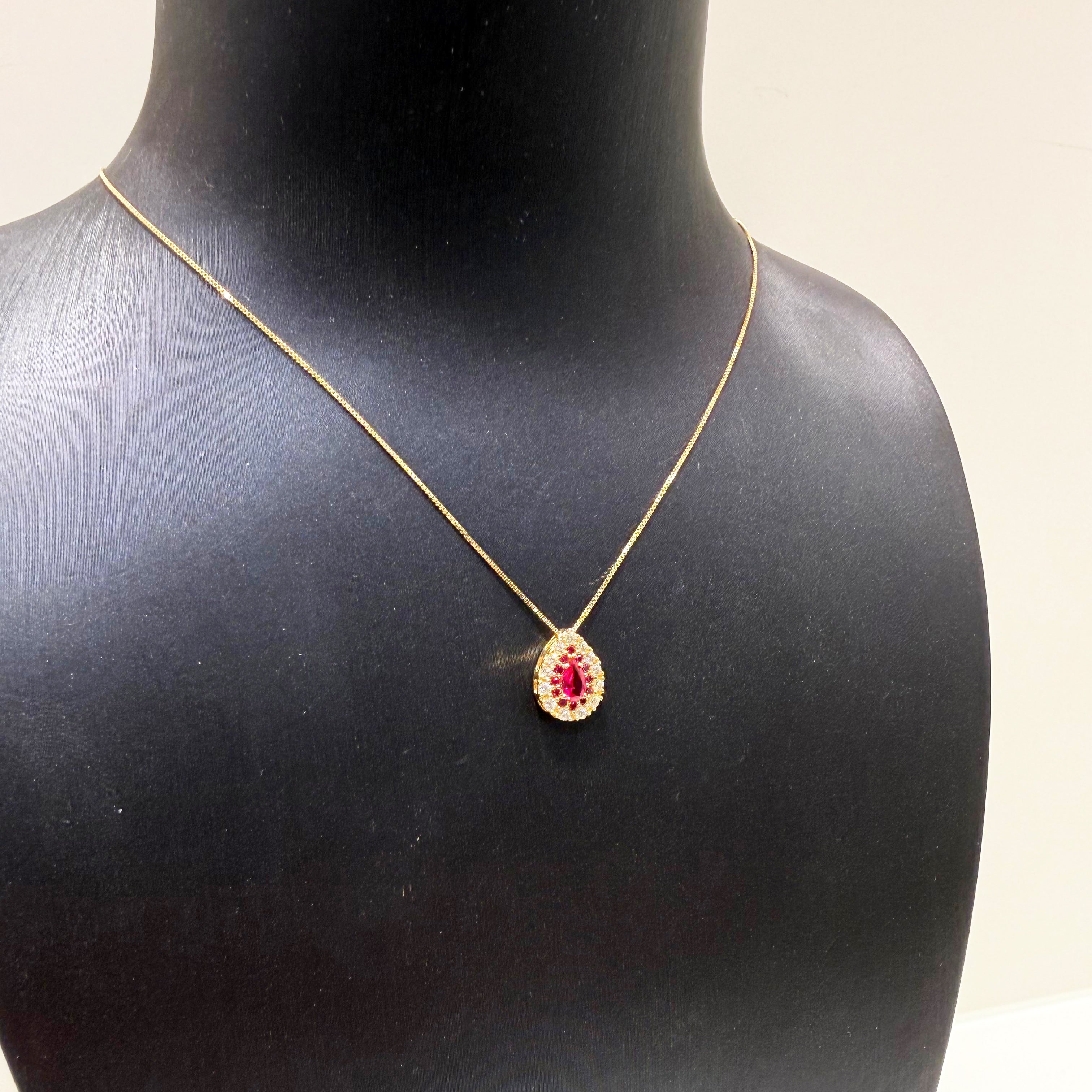 Ciondolo a goccia con zircone rosso e contorno di zirconi in oro giallo 18KT (750) – Made in Italy