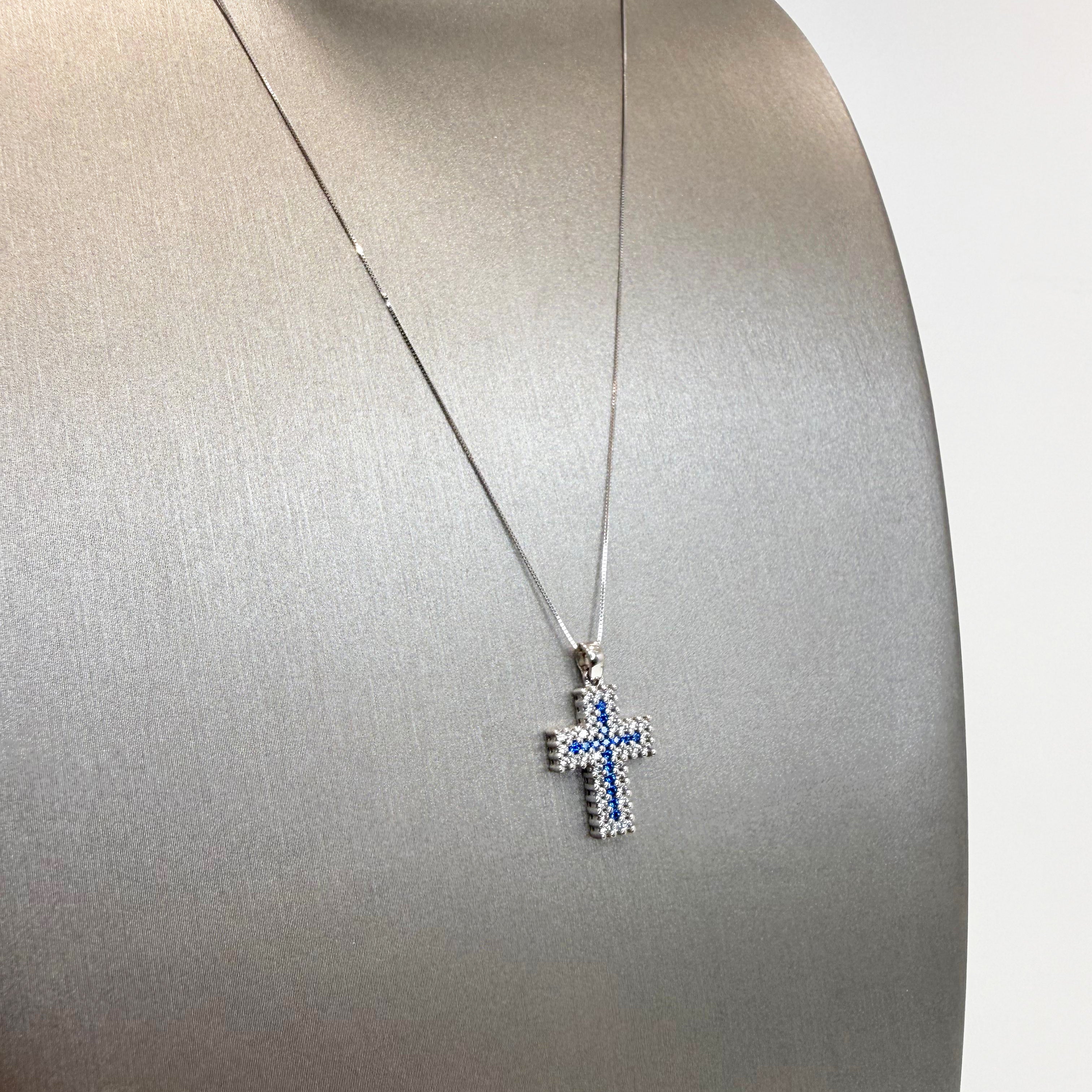 Collana con croce pavé in oro bianco 18KT (750) con zirconi bianchi e blu – Made in Italy