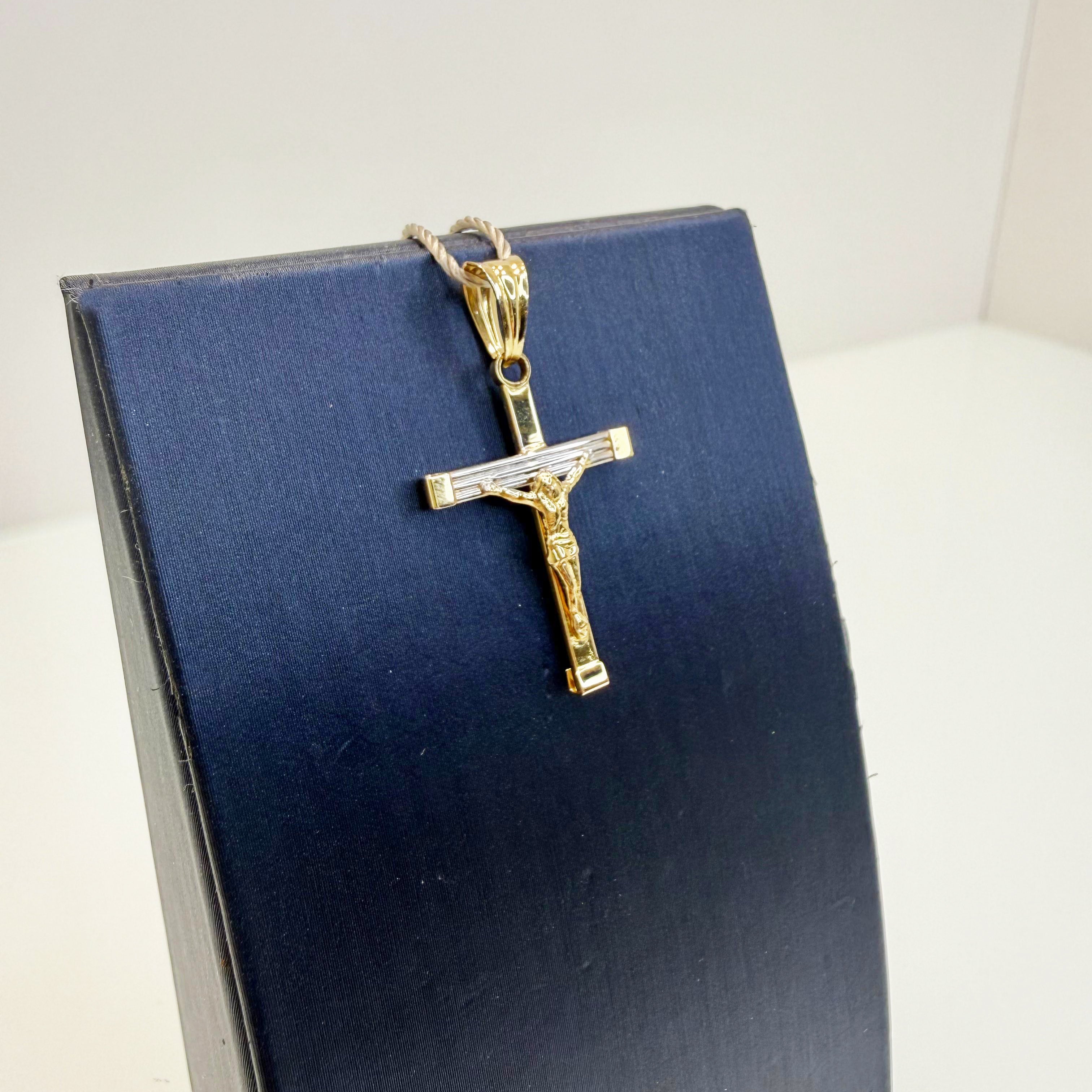 Ciondolo crocifisso bicolore in oro giallo e bianco 18KT (750) – Made in Italy