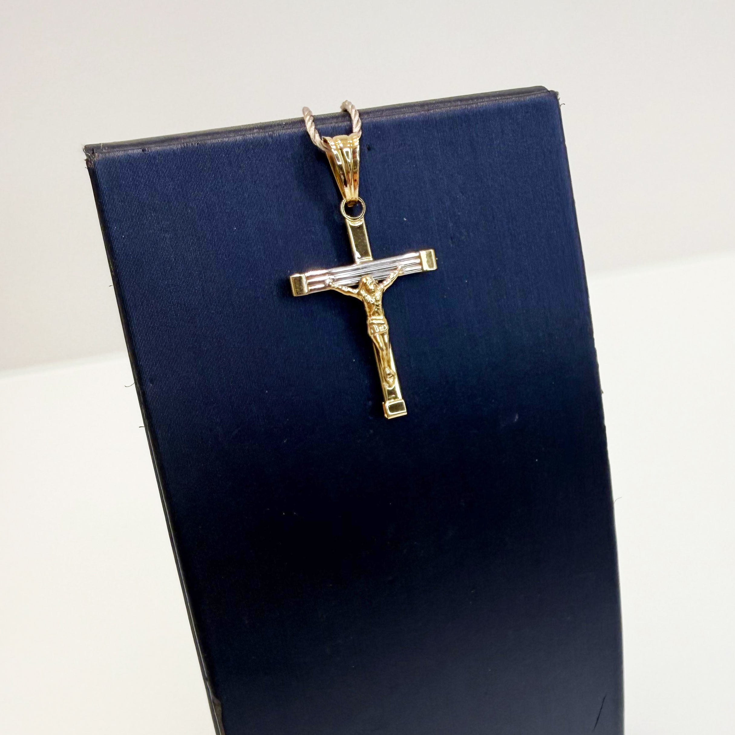 Ciondolo crocifisso bicolore in oro giallo e bianco 18KT (750) – Made in Italy