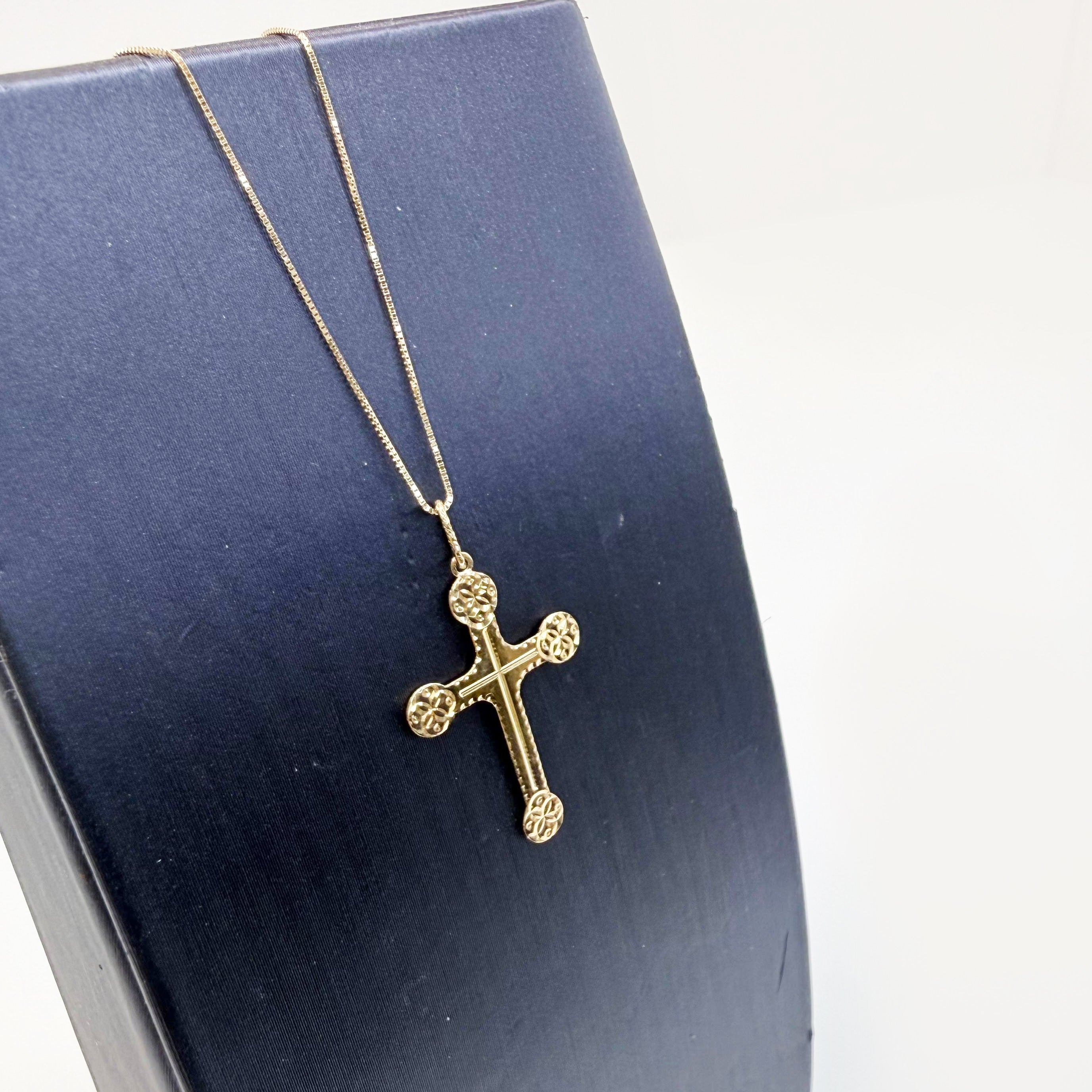 Collana con croce lavorata in oro giallo 18KT (750) – Made in Italy
