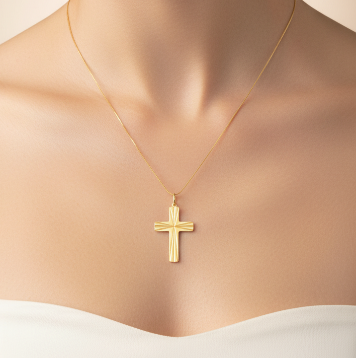 Collana con pendente croce in oro giallo 18KT (750) con lavorazione diamantata