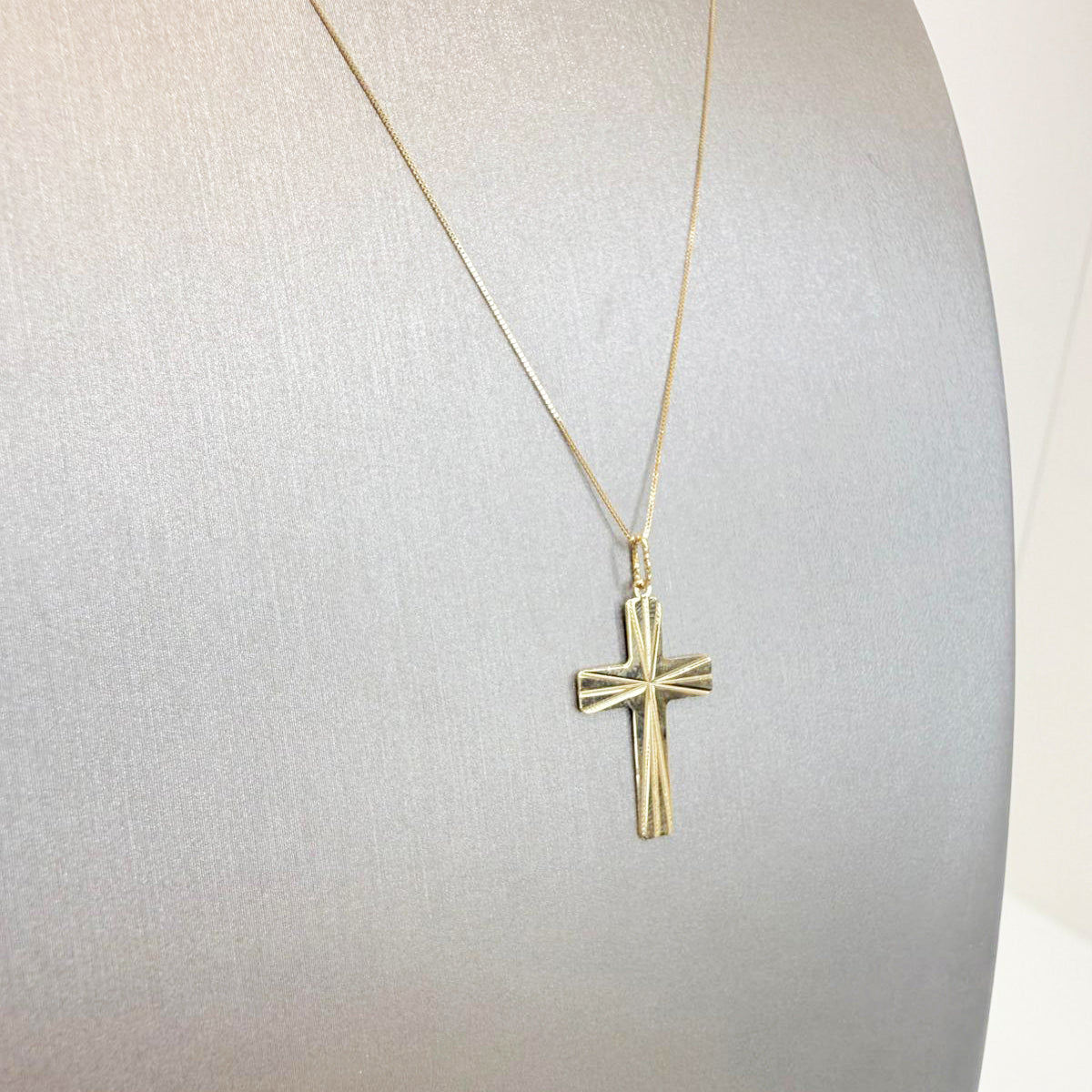 Collana con pendente croce in oro giallo 18KT (750) con lavorazione diamantata