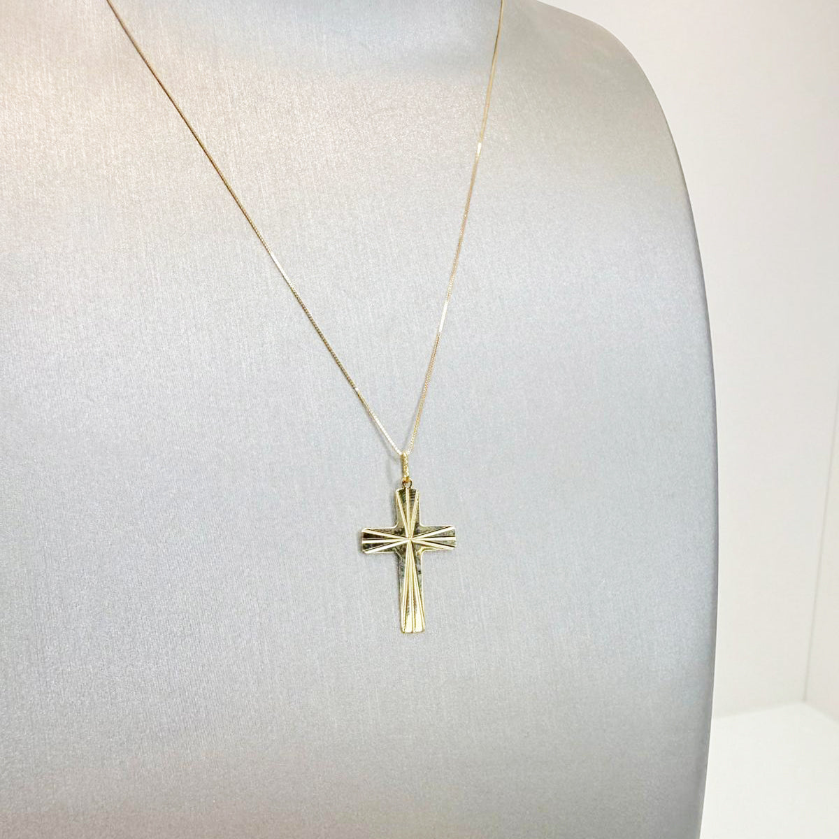 Collana con pendente croce in oro giallo 18KT (750) con lavorazione diamantata