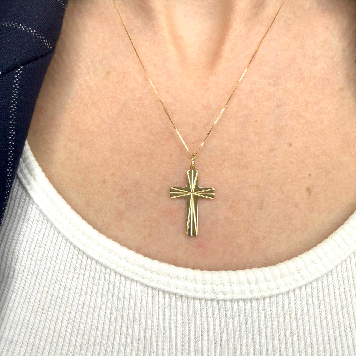 Collana con pendente croce in oro giallo 18KT (750) con lavorazione diamantata