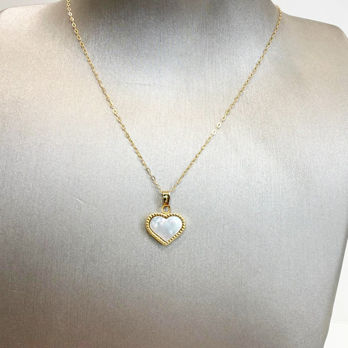 Collana con cuore in madreperla e oro giallo 18KT (750)